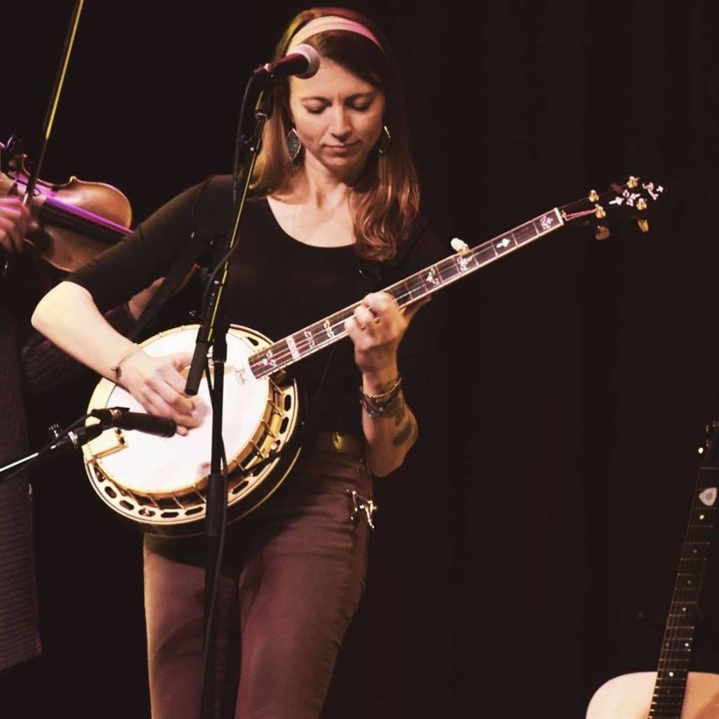 Gina Furtado playing her Prucha banjo on stage